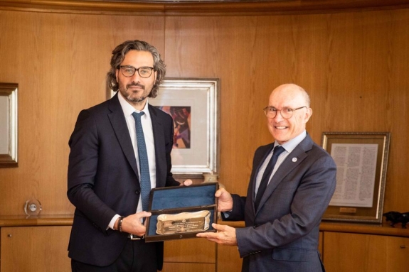 Floyd meets Argentina’s Foreign Minister Santiago Cafiero and receives a plaque 