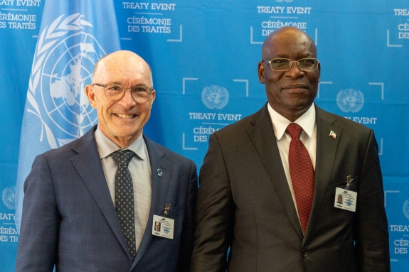 Equatorial Guinea Minister of Foreign Affairs Simeón Oyono Esono Angüe and CTBTO Executive Secretary Robert Floyd 