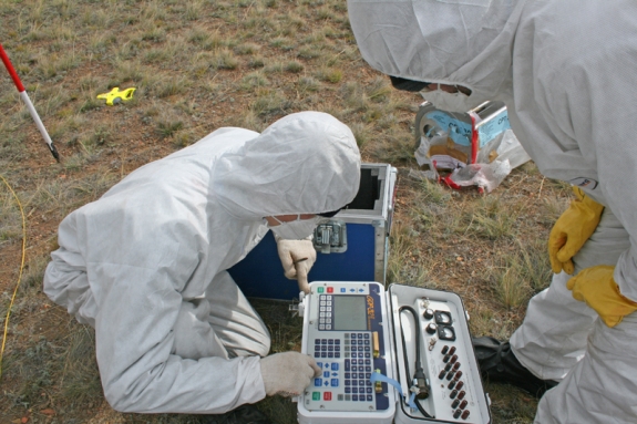 For measurements in greater depths, inspectors induce an artificial magnetic field.