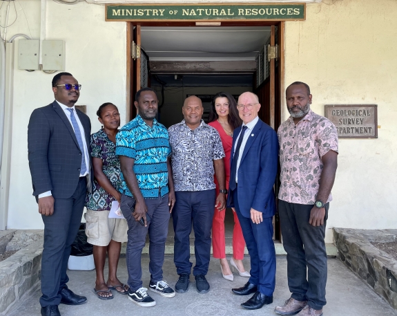 Floyd meets with national experts and officials from the Solomon Islands’ Seismological Observatory