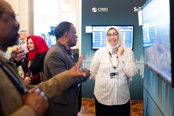 e-Poster presenter speaking to participants 