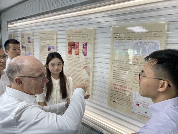 CTBTO Head visiting the Guandong Environmental Radiation Monitoring Centre, which operates RN22