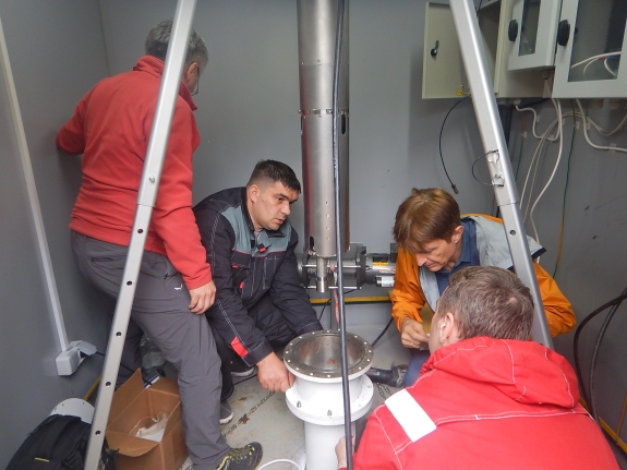 Installation of Nanometrics Trillium 120-BH1 borehole sensor, which is used for local, regional and teleseismic studies
