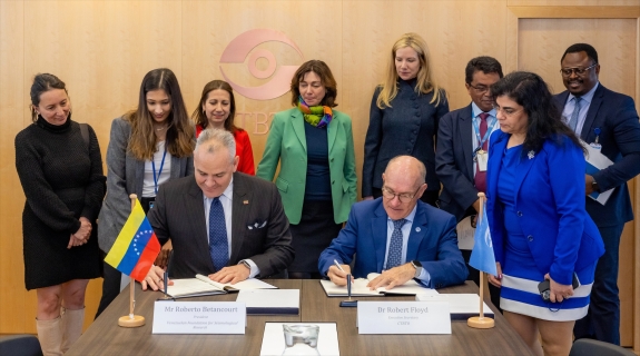 Executive Secretary Robert Floyd and Roberto Betancourt, Director of the Venezuelan Foundation for Seismological Research (FUNVISIS) signing tsunami warning agreement 
