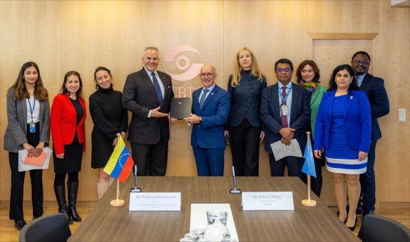 Group photo of Floyd and CTBTO staff with representatives from Venezuela at HQ in Vienna 