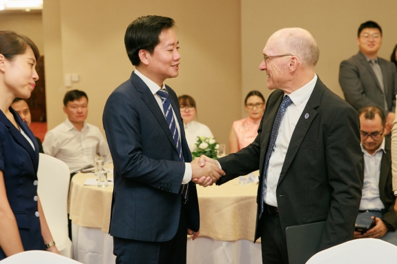 Executive Secretary Robert Floyd and Director General of Vietnam Agency for Radiation and Nuclear Safety (VARANS), Nguyen Hoang Linh meeting on day one of workshop 