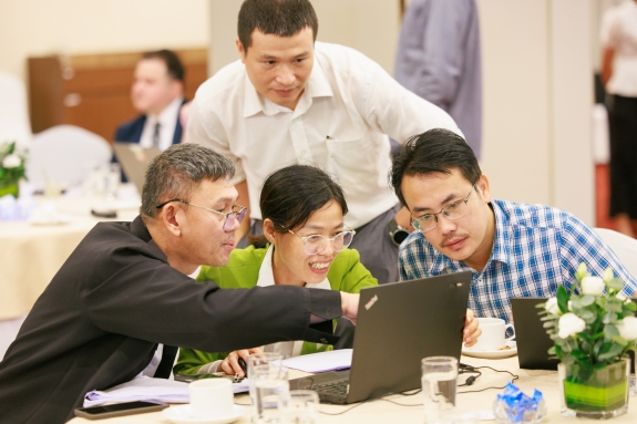 Participants from Thailand and Viet Nam reviewing IDC fusion tool  