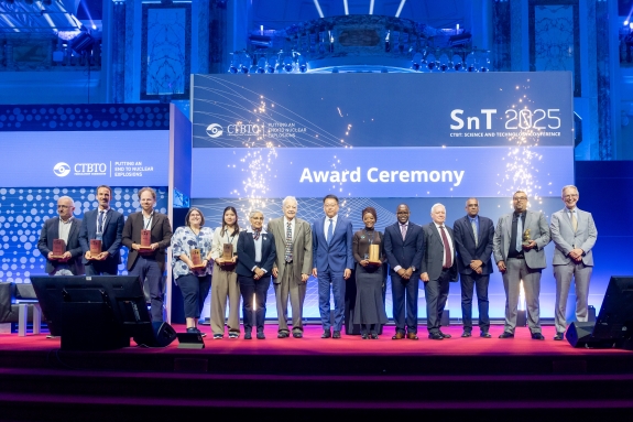 Award ceremony during closing ceremony 