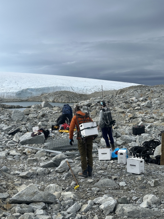 IS54 installation team transporting batteries to IS54 H1 element