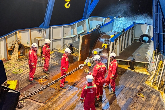Seaward-side subsea cable recovered onboard using cut-and-hold grapnel 