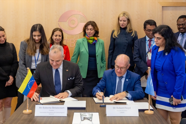 Executive Secretary Robert Floyd and Roberto Betancourt, Director of the Venezuelan Foundation for Seismological Research (FUNVISIS) signing tsunami warning agreement 