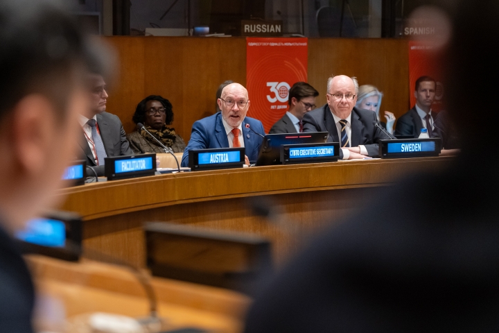 CTBTO Executive Secretary Robert Floyd speaking at event
